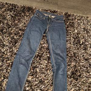 Levis jeans storlek 24, super skinny, säljer pga för små. Väldigt fint skick och stretchigt material 