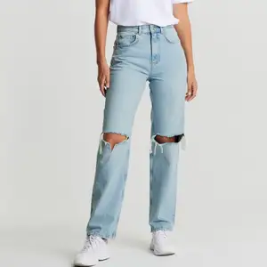 Säljer då jag köpte forstora jeans, kan också tänka mig att byta till mindre storlekar. Köparen står för frakt. Bud börjar vid 200kr