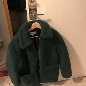 Jacka weekday  - Mörkgrön tjock jacka från weekday. Använd fåtal gånger därav i bra skick. Köpt förra året för 800kr. 