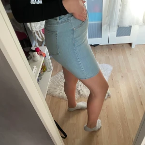 Jeanskjol - Säljer en jeanskjol. Är använd ett fåtal gånger då den inte riktigt var min stil. Är jättefin för övrigt och tar verkligen fram dina former. Enligt min åsikt så plattar den alltså inte till rumpan. Du står för frakten!
