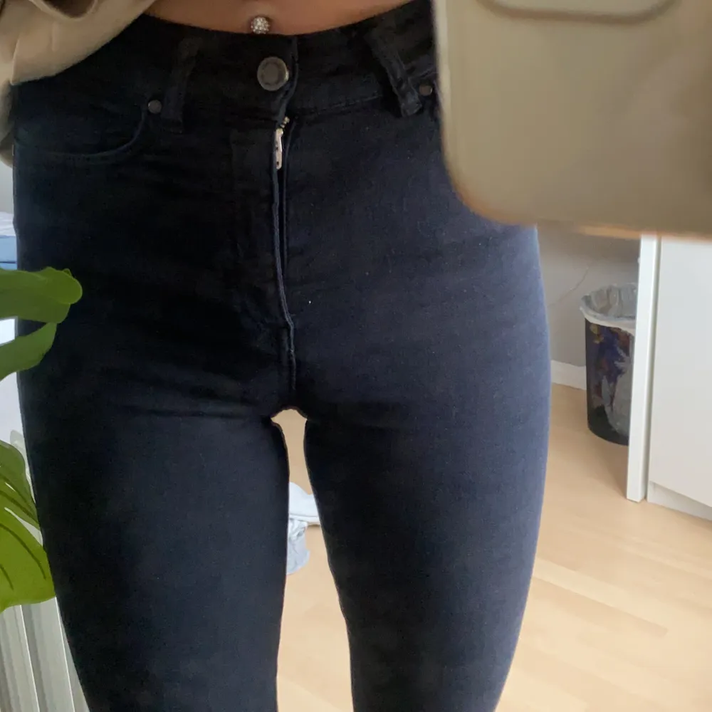 Svarta jeans från gina i storlek S. Sitter super eftersom materialet är stretchigt! Säljer för dom är för korta för mig (jag är 174). Kontakta mig för frågor💅. Jeans & Byxor.