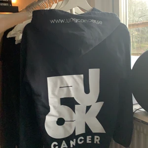 Fuckcancer hoodie  - Marinblå fuck cancer kofta som tyvärr inte kommer till användning längre. Super mysig på. Frakt tillkommer 