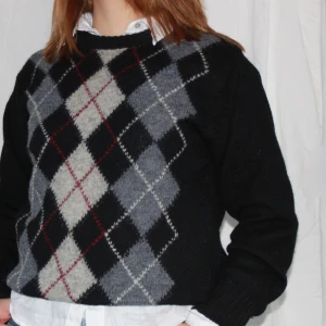 #12 RUTIG STICKAD TRÖJA - Först till kvarn gäller på alla våra plagg. Ingen budgivning och kunden står för frakten. Betalning sker via Swish till numret: 123 329 17 70