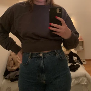 Grå croppadtröja - Från Carlings, använder aldrig så därför den säljs. Väldigt fint skick. 