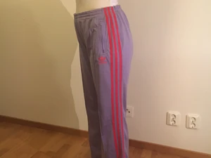 Adidas byxor - Lila och röda adidas byxor. Har två fickor där fram. Storlek S men passar även M. 