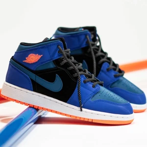 Jordan 1 Mid racer blue - Helt nya och kvitto kan bifogas. Har i storlek 36.5 och 38. Pris är 1100 kr styck, frakt är gratis. 