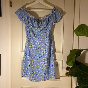 blå klänning  - Säljer säsongsplagg billigt nu så passa på!! Aldrig använt, billig kvalitet. 