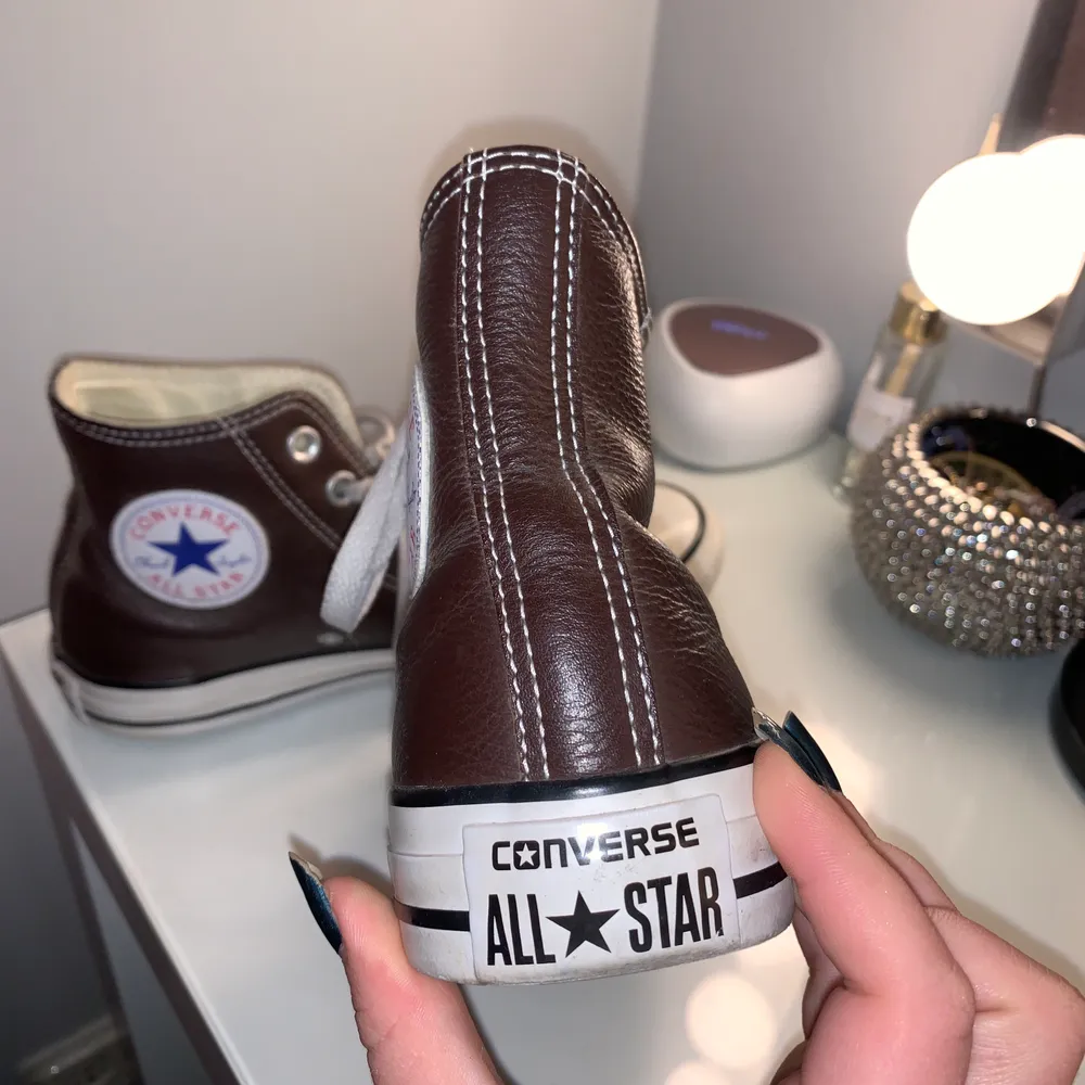 Coola Converse i brunt skinn, endast använda Max 3ggr så jättefint skick, storlek 37 budgivning vid högt intresse: bud atm 430 (avslutas fredag 4/12 22.00) eller säljes direkt för 500kr. Skor.
