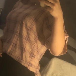 Rosa rutig T- Shirt från monki - Super fin T-Shirt från monki, köpt i somras aldrig använd! Säljer pågrund av att jag bytt stil. Ny pris:150kr. För bättre bilder elr info kom privat💓 (passar på mig som är xs som en M) 