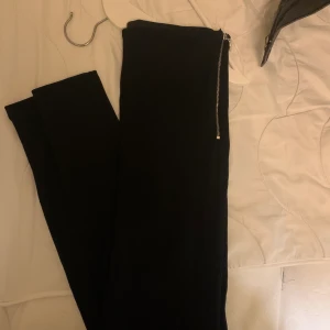 Byxor Zara - Helt nya brallor från zara! På andra bilden ser man bättre materialet, som ribbat lite hårdare material. Skitsnygga men aldrig fått användning för dem, 120kr + frakt, strl S 💕💫