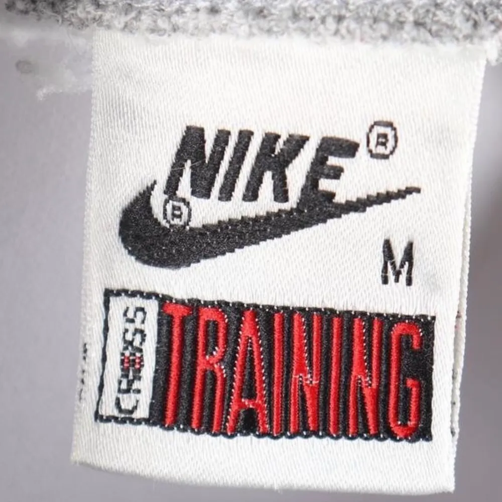 Fin vintage tröja från Nike strl M passar större och Linder oxå. Se bilder för skick. Bud från 250kr ☺️☺️. Tröjor & Koftor.