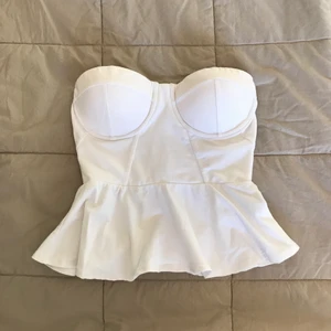 Vit peplumtopp från Bikbok i storlek XS - Superfin peplumtopp med dragkedja bak, helt oanvänd!