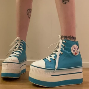 Platåskor blåa  - Sneakers inspirerande platåskor, använda men funkar som nyköpta behöver bara lite puts. Möts gärna inne i Stockholm annars frakt 50kr