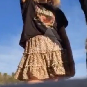 Shein kjol - Säljer min kjol från shien för att den är lite för kort nu, jag säljer också tröjan i storlek M, 80 kr. Köparen står för frakten💕