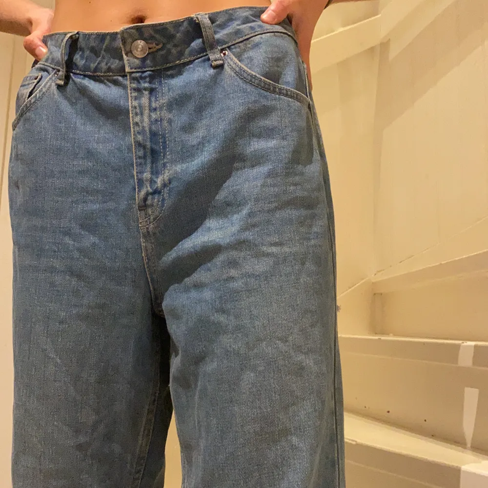 Skitballa jeans med slitning/hål under rumpan. Mom-jeans, ganska losefit. Storleken är W/30 L/32, hon på bilden bär vanligtvis W/27 L/30 🌼  Köparen står för frakten men jag kan även mötas upp i närheten 💚. Jeans & Byxor.
