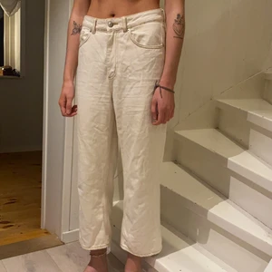 Vita jeans från Monki  - Supersnygga krämvita jeans från Monki 🥳  som tyvärr blivit för små (inte för hon på bilden 🤪). De är i storlek 27, ish S. Hon som har på sig dom är 170cm lång och har vanligtvis den storleken, passar även för M. 🌸  köparen står för frakten. 