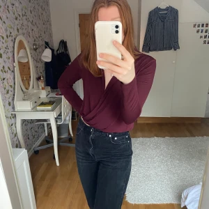 Omlott tröja  - Vinröd omlott tröja med resårband längst ner. Sitter bra på mig som är 174 cm lång. 💘FRAKT INGÅR💘
