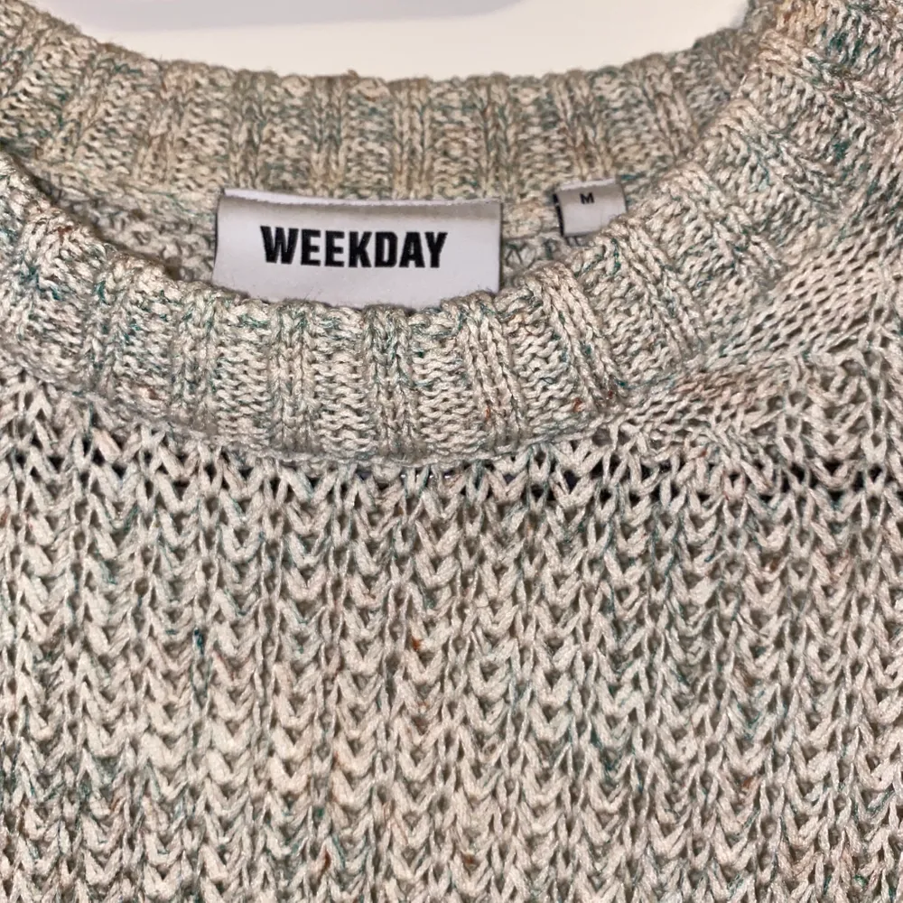 Multifärgad (subtila färger) stickad tröja från Weekday med långa ärmar 😍 Köptes våren 2020, knappt använd, finns ej kvar på hemsidan så skriv PM för mer info! Nypris: ca 300kr. Frakt ingår 💓. Stickat.