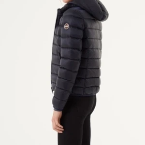 Marinblå colmar jacka  - Använd under en kortare period, bra skick! Storleken är inte så stor men passar ändå mig bra då jag har rätt stor byst. Priset kan diskuteras 💕☺️ Kan mötas och frakta! 