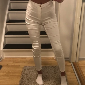Vita Jeans - Dessa fina skinny jeans från gina , har bytt stil så dem kommer aldrig till användning men dem sitter väldigt bra . Skriv vid intresse💖