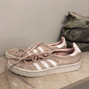 Adidas sneakerd - Rosa adidas sneakers också flitigt använda. Storlek 40 :)