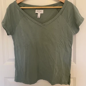 T-shirt från NA-KD - V-ringad grönblå T-shirt från na-kd i storlek S. Väldigt simpel tröja som matchar med mycket. Tröjan har även slits i båda sidorna av tröjan. Om du har frågor eller vill se fler bilder är det bara att höra av sig 🥰  (köparen står för frakten) 