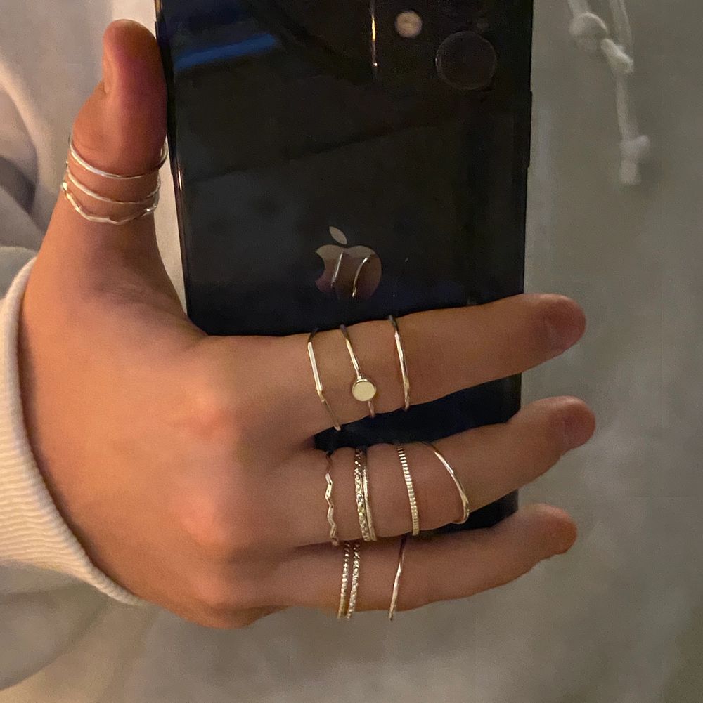 14 st silver fĂ€rgade ringar som inte anvĂ€ndsđ€ köpte dessa ett tag sen dĂ„ jag tĂ€nkte att jag skulle anvĂ€nda dem men blev tyvĂ€rr inte sĂ„! SĂ„ sĂ€ljer dem hĂ€r istĂ€llet dĂ„ jag vet att mĂ„nga tycker om dessa ringarđ€ 4st för 30kr +frakt eller alla för 110kr . Accessoarer.