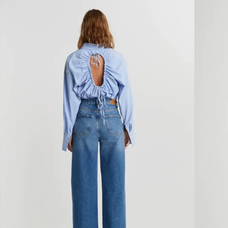 Säljer dessa jeans i modellen Idun från ginatricot, det är egen gjorda hål i knäna. Dom är i storlek 36 och sitter jätte bra i längden på mig som är 174. Kan mötas upp i Stockholms området eller skickas. Skriv jätte gärna för egna bilder😊. Jeans & Byxor.