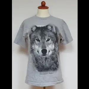 Snygg grå t-shirt med varg tryck på framsidan. Alldrig använd då den var för liten. Den är köppt i Canada. 🤍