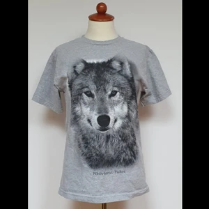 Varg t-shirt storlek S - Snygg grå t-shirt med varg tryck på framsidan. Alldrig använd då den var för liten. Den är köppt i Canada. 🤍