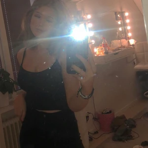 Gina skinny jeans - Ett par svarta skinny jeans från gina. Nästan helt oanvända och verkligen toppen skick. Är perfekt för mig i längd och jag är 165. Är stretchiga i materialet. Nypris (300). Säljer dem för 125+frakt