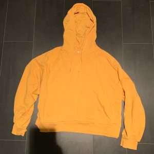 Gul hoodie från monki  - Gul hoodie från Monki i storlek M. Frakt tillkommer 🌸