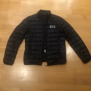 Armani EA7 jacka - Fin mörkblå Armani EA7 jacka i storlek M som inte kommit till mycket användning alls så skulle säga att den är i nyskick. Säljer den eftersom jag knappt använt den. Skriv för fler bilder