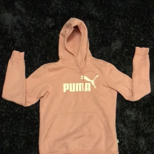 Puma hoodie strl xs - Aldrig andvänd eftersom att jag inte gillar färgen på den. Färgen på tröjan är färgen på andra bilden. Priset kan diskuteras