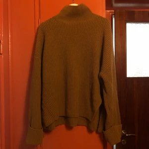 Stickad turtleneck från & other stories - Jättefin stickad brun/beige tröja från & other stories med slits på ena sidan och breda fina ärmar. Kan mötas upp i Uppsala eller skickas mot fraktavgift! 
