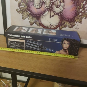 (NY!) Locktång / vågtång sjukt smidig - Helt ny locktång, oöppnad. Man "öppnar upp" den mittersta "pinnen" och lägger i håret, så blir det vågigt 🌊⛱ . 120/140/160/180 grader. LED-display, går att folda på mitten så den blir jätteliten. 30cm utfälld, 17 cm ihopfälld. Ingår en handske och clips 🥰