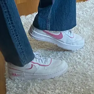 Jätte fina Nike airforce shadow pink. Använda två gånger. Dessa är slutsålda nästan överallt och svåra att få tag på😍💕 säljer då jag vill ha en annan färg på de. 