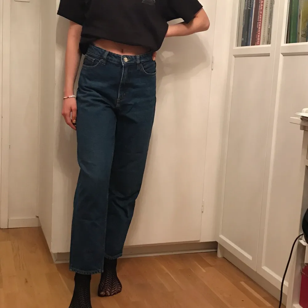 Mörk blåa Monki jeans i modellen Taiki! Använts väl men inga slitningar alls. Storlek 25💜💜 köpte för 400 kr, säljer för 120 kr. Kan mötas upp i Sthlm . Jeans & Byxor.