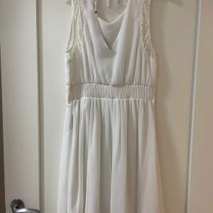 Klänning  - Vit klänning med spetsdetaljer till finare tillfälle, tex student 