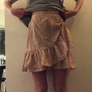 Ljus Rosa kjol med leopard mönster - Nästan aldrig andvänd, typ 2 år gammal väldigt bekväm,