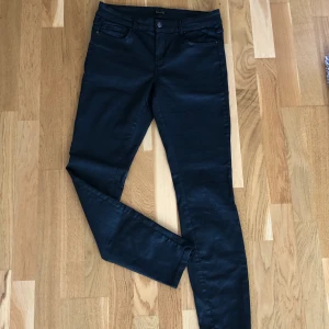 Massimo Dutti snygga byxor - Svarta byxor från Massimo Dutti •använda 2 gånger, som nya •tvättade •storlek 40 •pris : 200 kr (nypris 699 kr) 📬Kan skickas mot fraktkostnad (63 kr) ✅Skickar paketet samma dag 🚫Djurfritt och rökfritt hem 📍Kan mötes upp i Mölnlycke