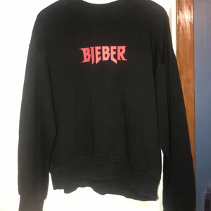 JUSTIN BIEBER SWEATSHIRT  - Justin bieber sweatshirt merch. Väldigt skön, säljer för att den inte kommer till användning. Storlek M