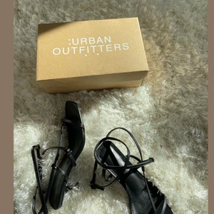 Oanvända Strappy heels från Urban Outfitters - Aldrig använda, beställde tyvärr fel storlek. Skon har remm mellan stortån, och snörningen går upp lite på smalbenet. Skriv om du vill ha fler bilder. | Köpare står för frakt