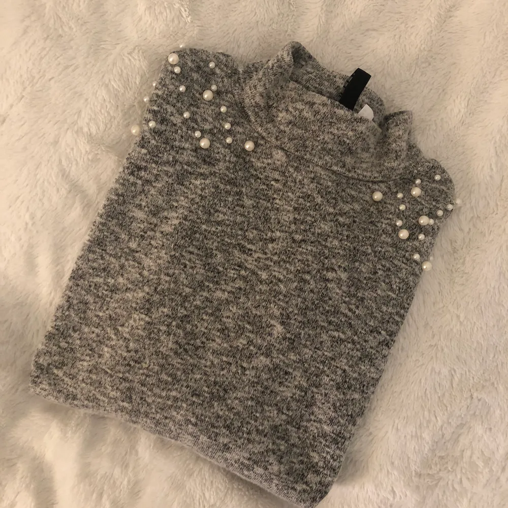 Selling this jumper with pearls, great condition. Size S but fits M too 😊. Tröjor & Koftor.