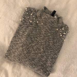 Selling this jumper with pearls, great condition. Size S but fits M too 😊
