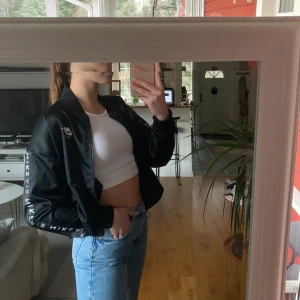 Nike Nsw Air Satin Track jacket. - Supercool Nike Air jacka i tunt material. Text längs ärmarna samt logga vänster fram. Köpt för över 600kr, använt max en gång, nyskick. Köparen står för frakt🤍