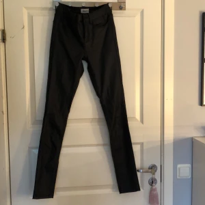 Skinnbyxor  - Svarta skinnbyxor från only i stl XS/32(xs i majdan och 32 i längd). Det är ett litet skrubbmärke på knät. Säljs pga att dom bara användts två gånger. Köparen står för frakt. 