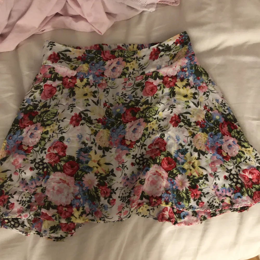 Säljer denna super söta blommiga kjolen som är perfekt nu till våren! Så härligt material , ganska kort men passar xxs-s (jag är s) så himla gullig och matchar till mkt! Frakt tillkommer 💕🎀💐🌸🤩🪐👛. Kjolar.