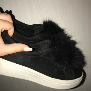 Fluffig sneakers  - Otroligt söta sneakers med 2 fluffbollar på💗 de är storlek 39 men för små för mig som vanligtvis har 38, så skulle säga 37 kanske? Bara använd 1 gång, ny skick