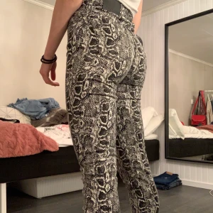 Supercoola jeans  - Säljer nu dessa jeansen som är ormskinnsfärgade från NAKD. Endast använda 1 gång så dem är som helt nya! Väldigt sköna och bekväma. Storlek 38 men passar även mig som är en 34/36 och är 166 cm lång.                                                                                       Köparen står för frakten❣️                                                                  Priset går att diskutera vid snabb affär😊